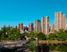 林邑&middot;星湖湾，精准落位城市繁华与湖岸静谧的黄金交界，以&ldquo;可居住的艺术品&rdquo;之姿，深刻诠释改善型生活的本质内核。​林邑&middot;星湖湾占据爱莲湖头排观景舱，超1公里湖岸线环绕，推窗即揽波光潋滟的湖景画卷。