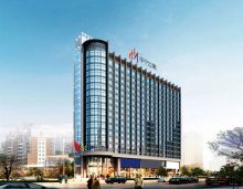 郴州华宁公寓位于青年大道315号 （市环保局对面），周边生态环境优美宜居，是郴州市区公园、绿地集中的区域和板块之一。周边木子岭公园、南塔公园、樟树岭公园、东塔公园、苏仙湖公园、石榴湾游园、石榴湾生态公园、爱莲湖公园等一众市政公园景观环伺。形成1江3湖8公园环伺，开启城芯都会活力。