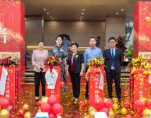6月17日9:30，荆州瑞湖城营销中心盛装绽放，一场城市繁华盛宴就此开启，瑞湖集团领导及荆州各大新闻媒体、业界朋友们出席，现场人声鼎沸、高朋济济，热情来宾纷至沓来！