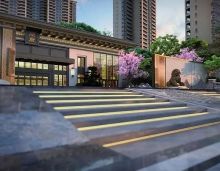 顺府选址顺湖公园生态区腹地，位于顺湖公园的北侧，坐拥生态湖景绿化，用风景隔绝了城市的喧嚣。从人居舒适度出发，打造中式园林，将更多的土地赠予花草浓荫。让每一栋建筑均配以绿化美景，每一扇窗户均能观赏社区四季之境，是名副其实的纯低密人居作品。