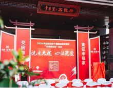 益阳青春里&middot;鑫悦府深知每位业主对家的期盼与憧憬，力求为业主呈现幸福的收房体验。交付当天花柱列阵，温馨美好，陈列在各个现场的暖心布置，精致而喜庆，温暖着每一位归来的业主。交付现场设置了一站式交付流程，每一个环节都有工作人员悉心引导和陪同，从签到、资料核验到手续办理、钥匙领取，每一个环节都并然有序，确保每位业主都能享受到宾至如归的体验。