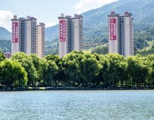 郴州王仙湖畔坐落于4A级景区王仙岭脚下，郴州爱莲湖板块核芯C位。这里被石榴湾公园、爱莲湖公园、王仙湖公园三重绿意环抱，推窗即见层峦叠翠，出门即享万亩森林氧吧，堪称&ldquo;天然空调房&rdquo;。