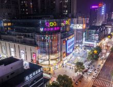 郴州北湖峯境199，择址郴州北湖芯，以产品的精工匠心、开发商的实力担当，坚定践行不降价、不延期、不减配的承诺，为郴州人居立序标杆。项目择址北湖公园旁，这块承载郴州2000多年文脉的土壤，是郴州历史文化中心、商圈核芯、优质教育医疗集聚地，更是北湖边上在售的住宅地块。