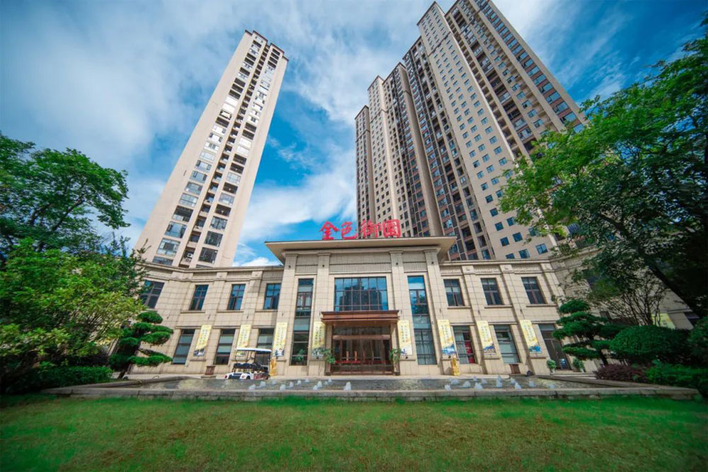 郴州市金色御园位于郴州市拥军路与寒溪路交汇处,咨询电话4000-736-088转2804,项目占地面积约105亩,总建筑面积约为29万平米,有关郴州金色御园房价,位置,户型图及相关评价等详情尽在好房汇