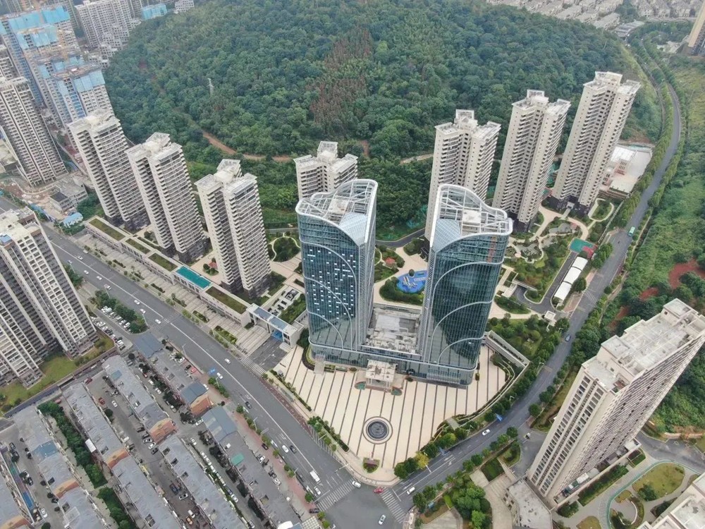 郴州市文华国际位于郴州寒溪路与拥军路交汇处东北角,咨询电话4000-736-088转2808,项目占地面积为59094㎡,总建筑面积为222016.13㎡,有关郴州文华国际房价,位置,户型图及相关评价等详情尽在好房汇